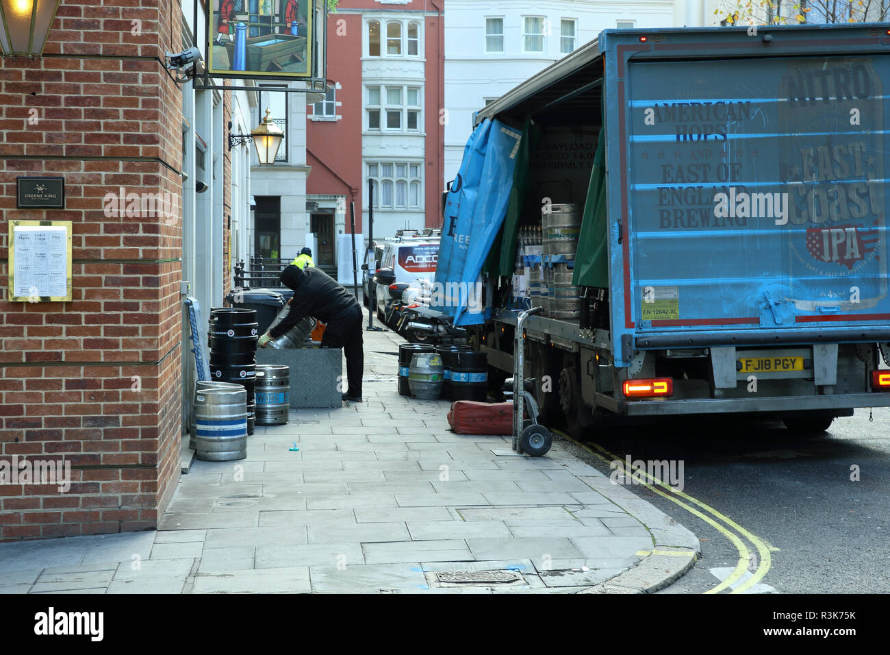 Arlington Street London mostra drayman deliverying birra per public house Foto Stock