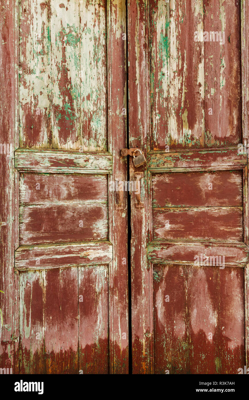 Vecchie porte fatiscenti, Xingping, Cina Foto Stock