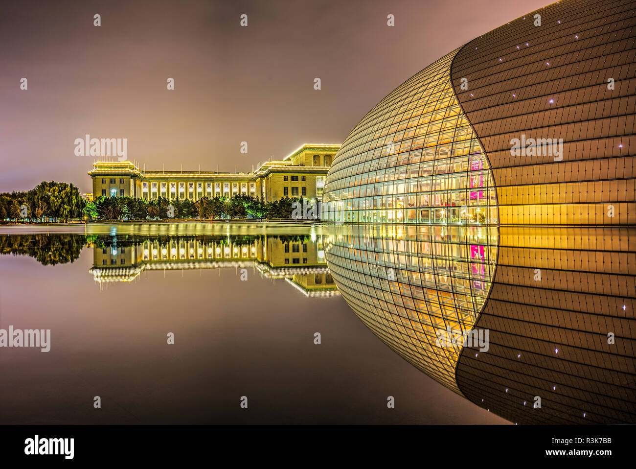 Vista notturna del centro nazionale per le Arti dello Spettacolo, Pechino, Cina Foto Stock