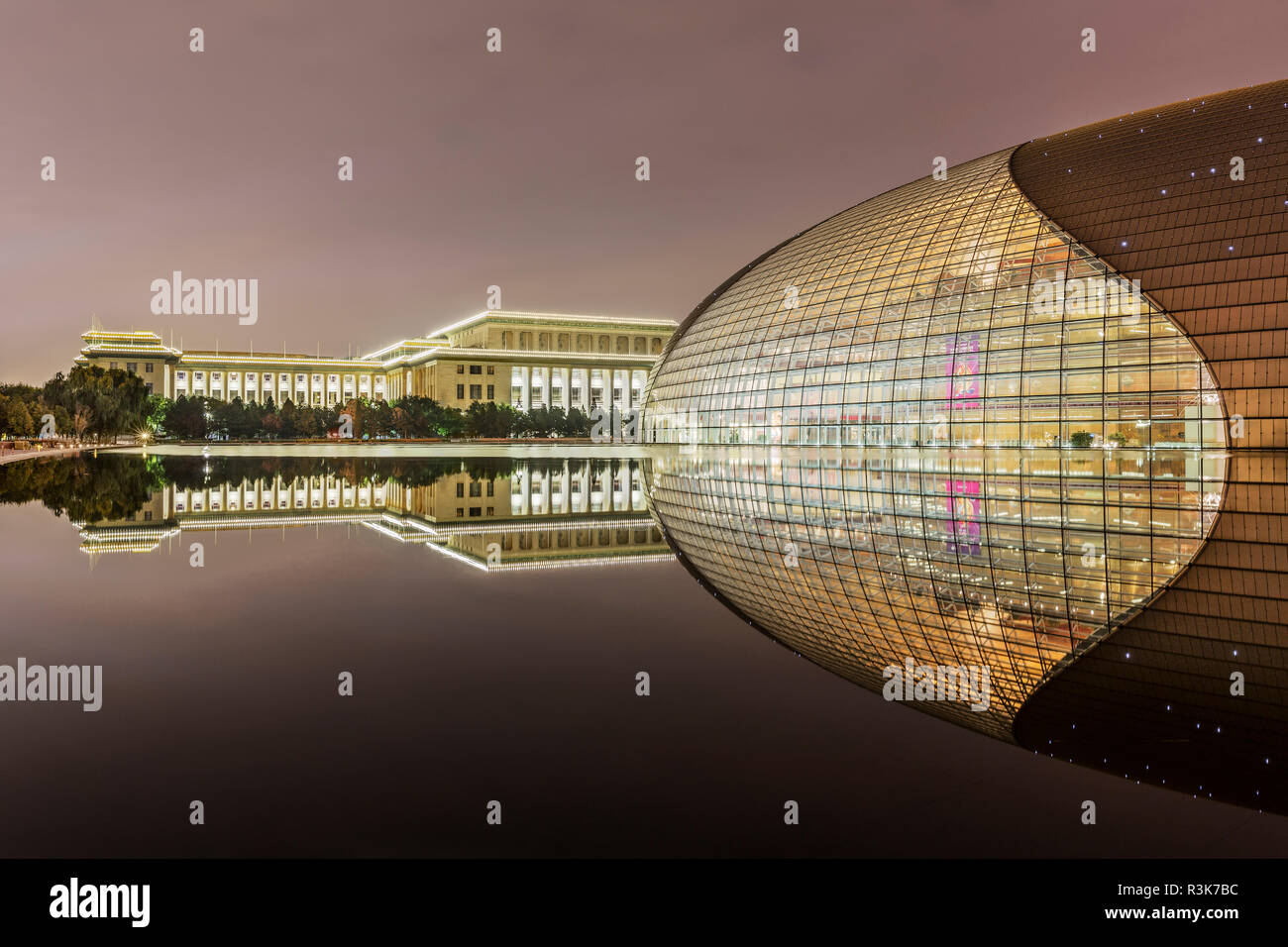 Vista notturna del centro nazionale per le Arti dello Spettacolo, Pechino, Cina Foto Stock