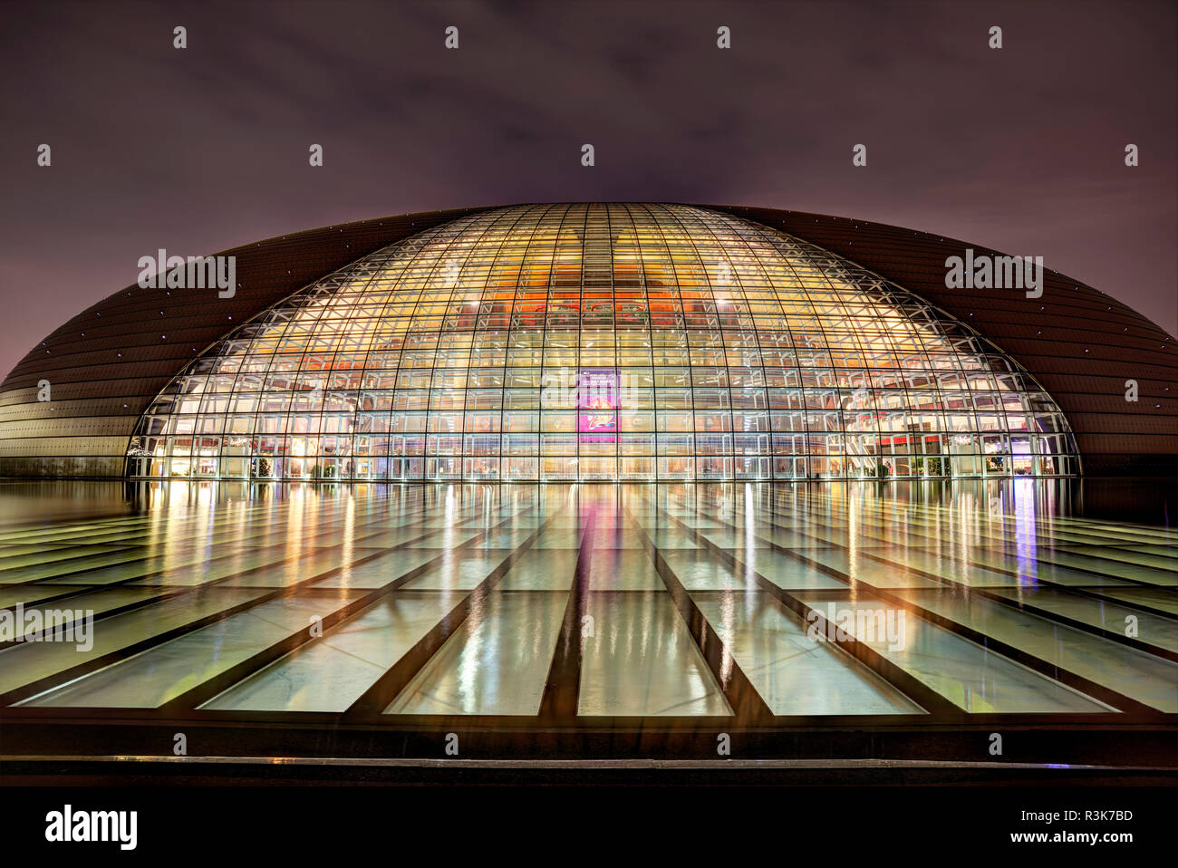 Vista notturna del centro nazionale per le Arti dello Spettacolo, Pechino, Cina Foto Stock