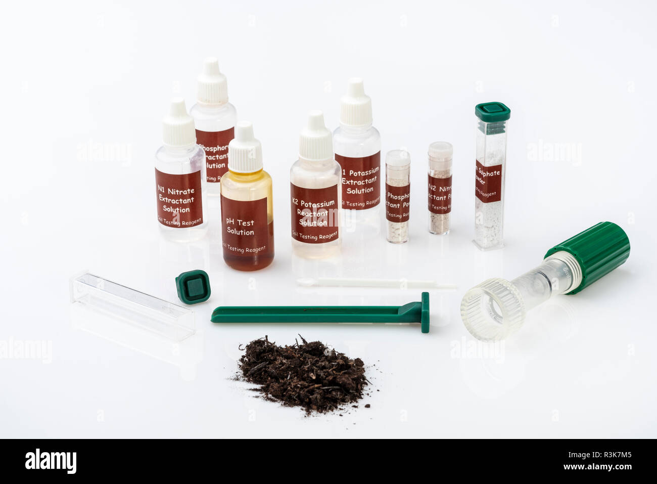 Suolo Kit di test con sostanze chimiche per il test di potassio, azoto, fosforo e livelli di acidità nel suolo. Foto Stock