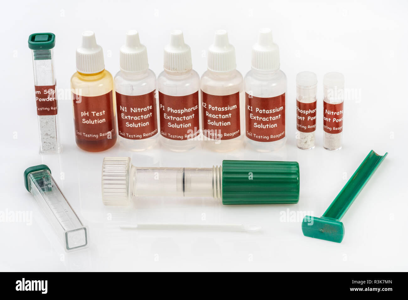 Suolo Kit di test con sostanze chimiche per il test di potassio, azoto, fosforo e livelli di acidità nel suolo. Foto Stock