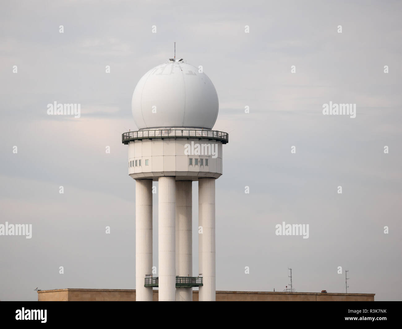 Prr 117 Torre Radar in pubblico City Park Tempelhofer Feld, ex aeroporto Tempelhof di Berlino, Germania Foto Stock