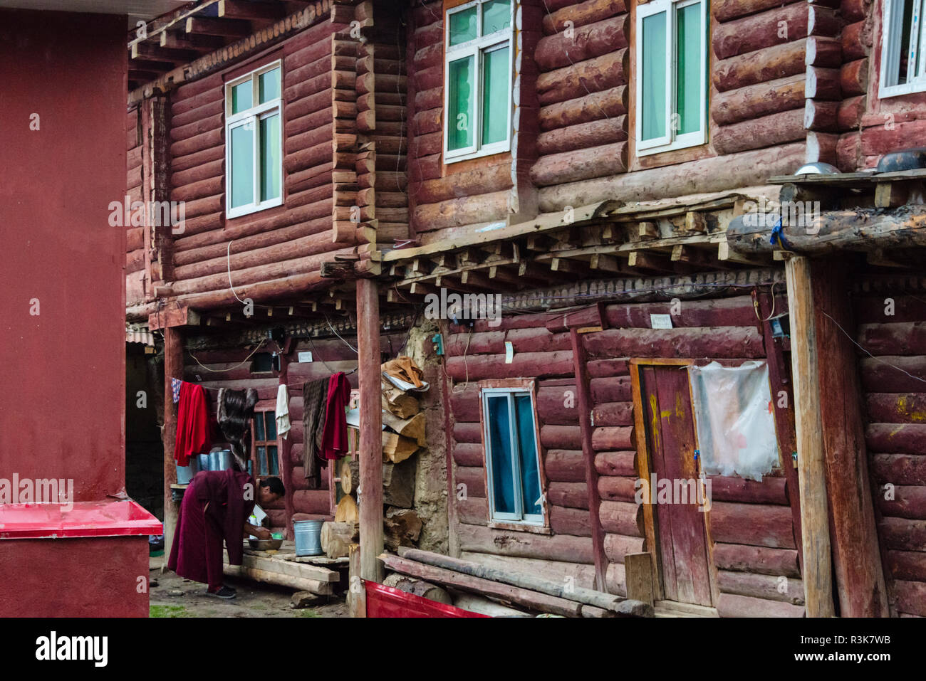 Registro rosso cabine vissuto da monache e monaci, Seda Larung Wuming, il più grande del mondo Buddista Tibetana Institute, garze, nella provincia di Sichuan, in Cina Foto Stock