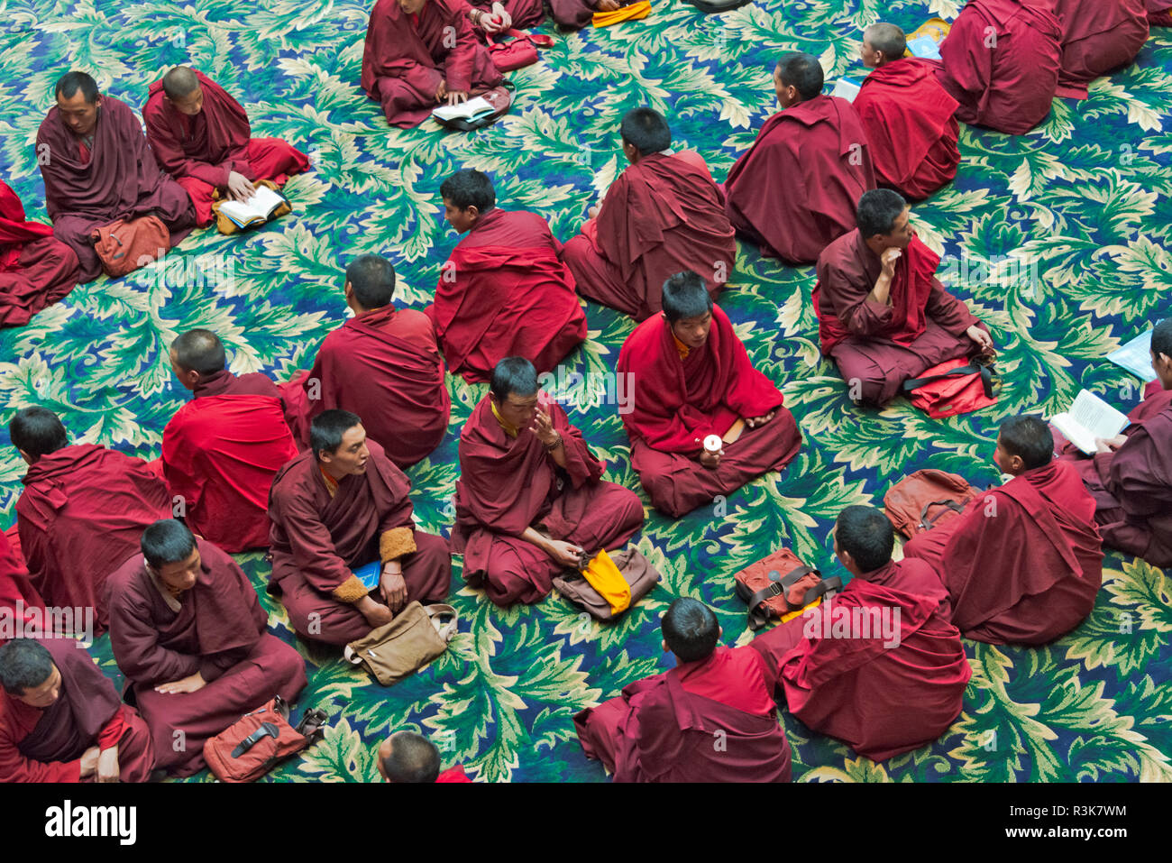 Studiando i monaci buddisti in scrittura Seda Larung Wuming, il più grande del mondo Buddista Tibetana Institute, garze, nella provincia di Sichuan, in Cina Foto Stock