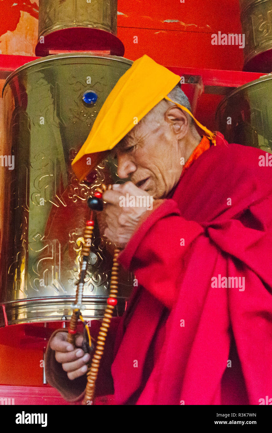 Monaco pregando e pregando di filatura ruote in Seda Larung Wuming, il più grande del mondo Buddista Tibetana Institute, garze, nella provincia di Sichuan, in Cina Foto Stock