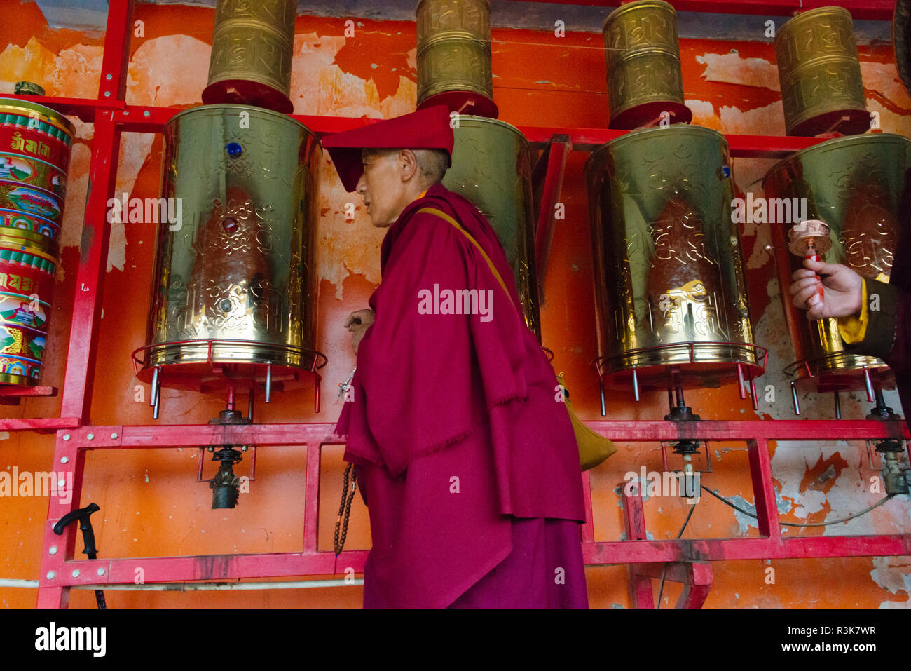 Pellegrini in preghiera e pregando di filatura ruote in Seda Larung Wuming, il più grande del mondo Buddista Tibetana Institute, garze, nella provincia di Sichuan, in Cina Foto Stock