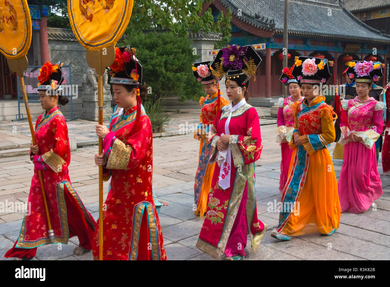 Sfilata vestito di dinastia Qing royal abbigliamento, Taierzhuang antica Città, Provincia dello Shandong, Cina Foto Stock