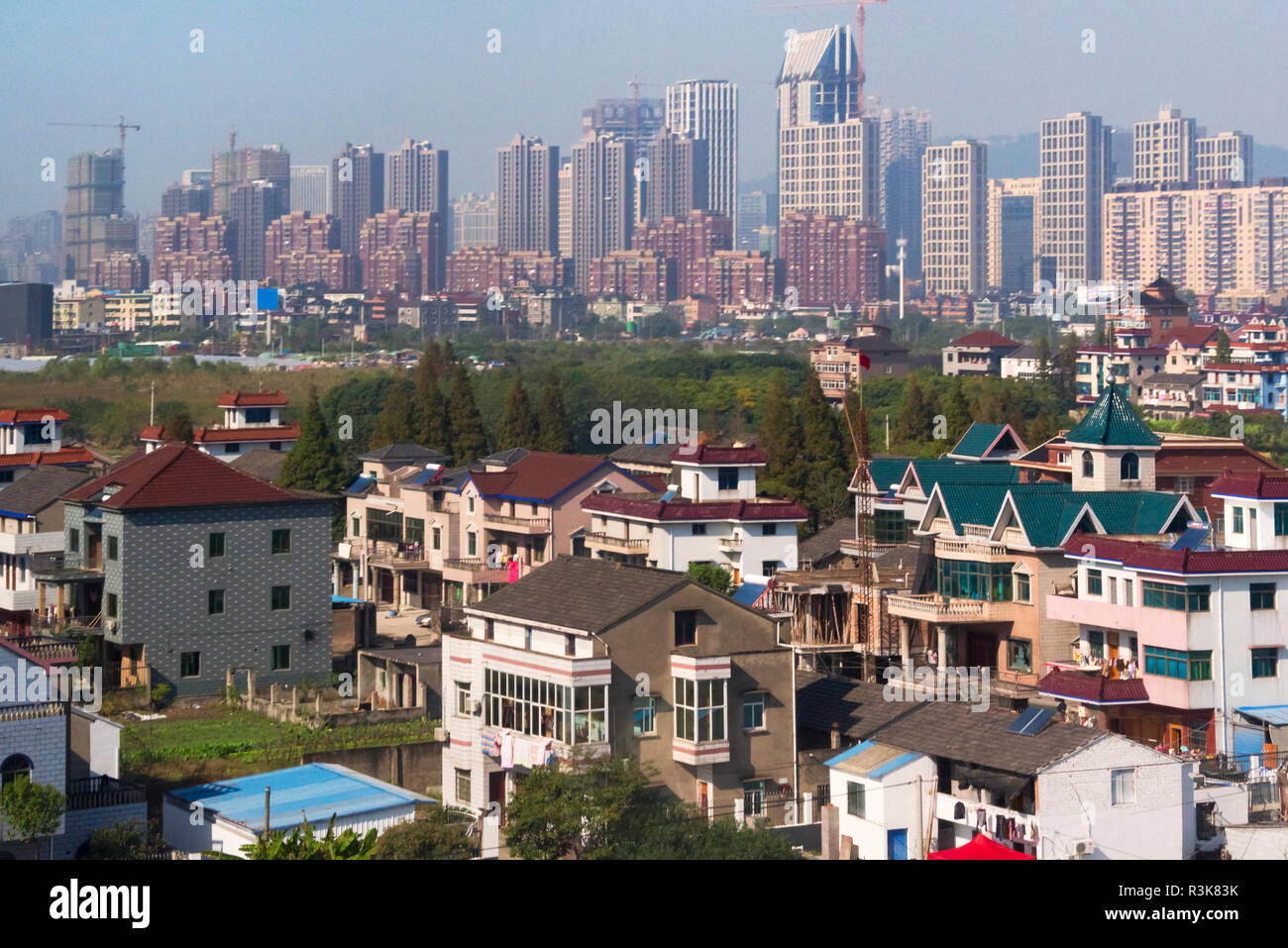 Il nuovo sviluppo nell'area suburbana, nella provincia di Zhejiang, Cina Foto Stock