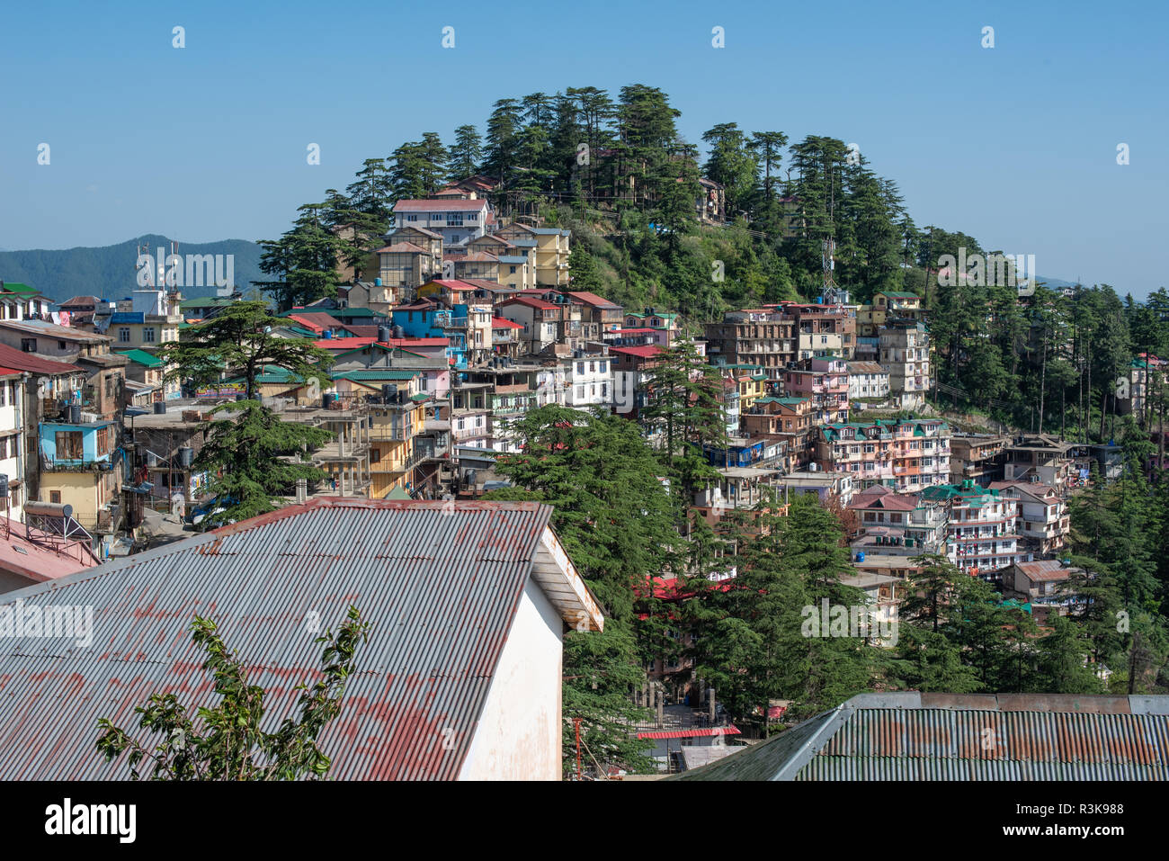 Vista di Kasumpti e le colline circostanti in Shimla, Himachal Pradesh Foto Stock