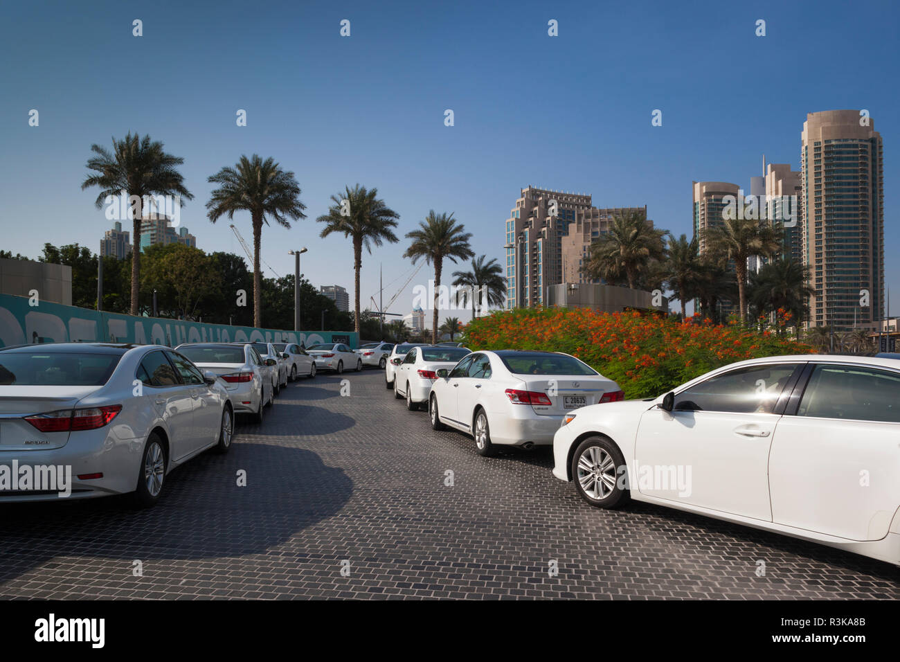 Emirati arabi uniti, Downtown Dubai. bianco Lexus governo limousines limousines dal Burj Khalifa Tower Foto Stock