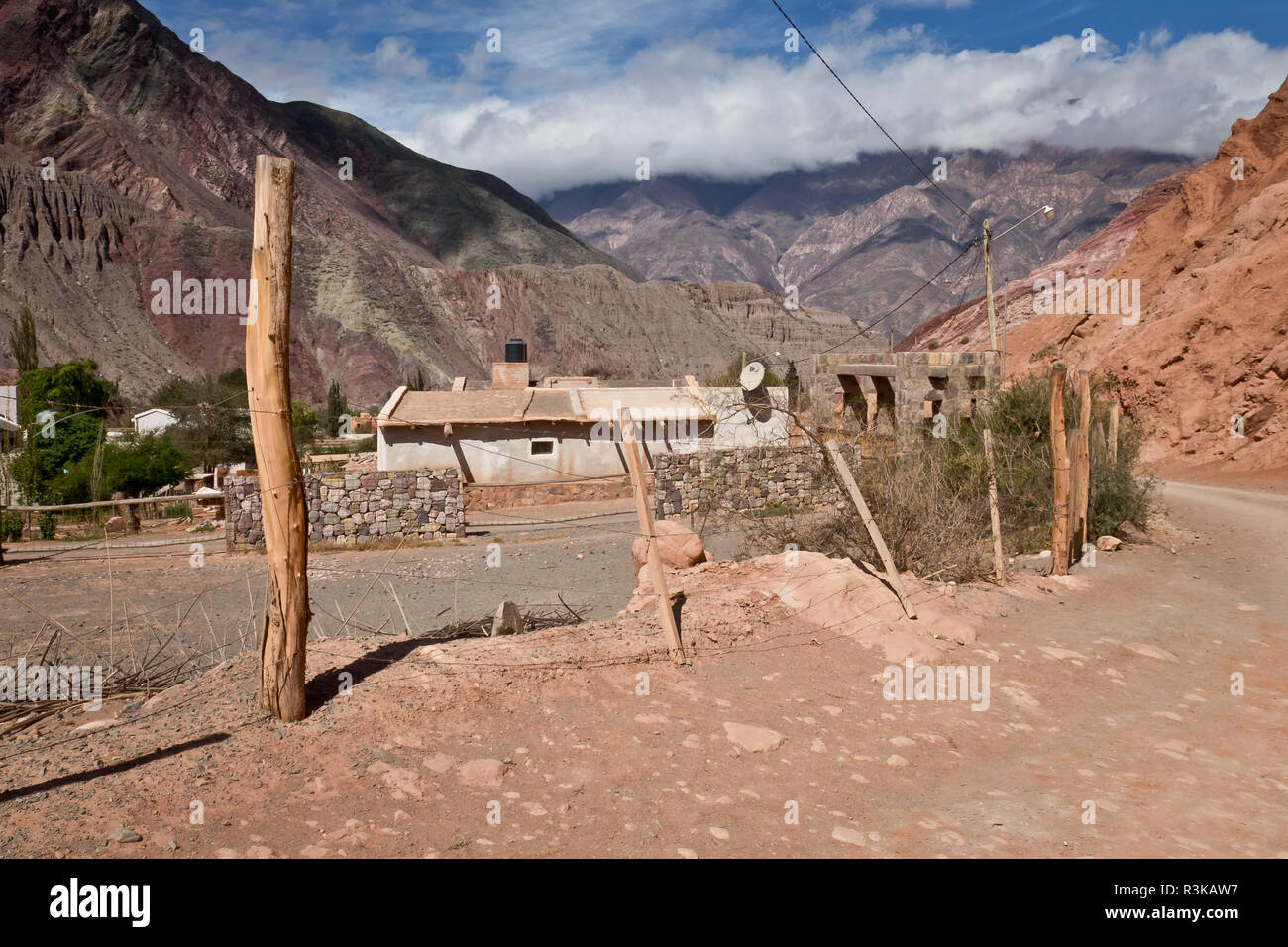 Case rosa in villaggio Purmamarca, Argentina Foto Stock