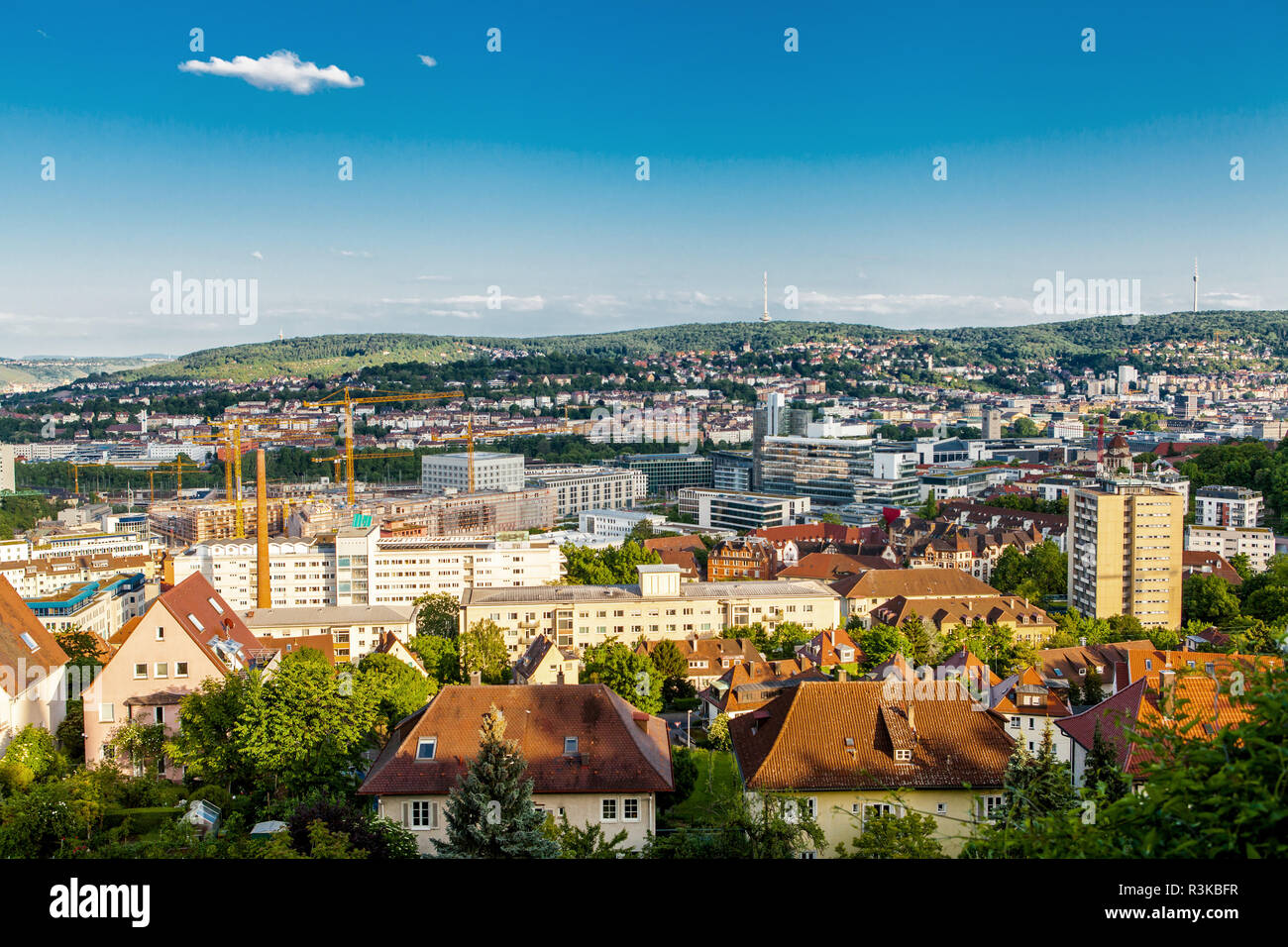 Vista panoramica della città di Stoccarda Germania i moderni grattacieli sotto la tradizionale architettura storica Foto Stock