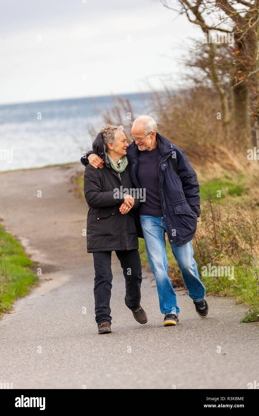 Senior coppia felice facendo una passeggiata Foto Stock