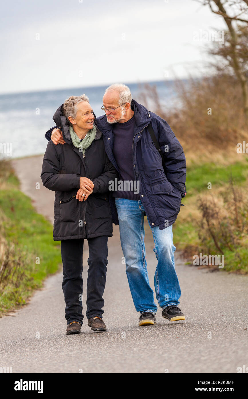 Senior coppia felice facendo una passeggiata Foto Stock