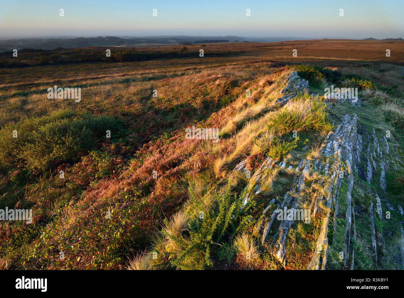 I Monts dArree mountain range (Bretagna, a nord-ovest della Francia): il tramonto del Cragou Mori Foto Stock