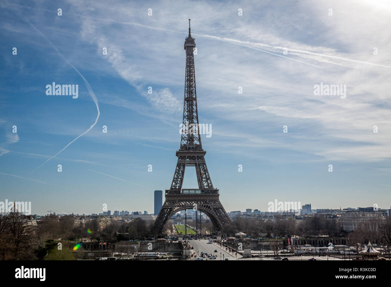 La Torre Eiffel a Parigi landmark contro il cielo blu Foto Stock