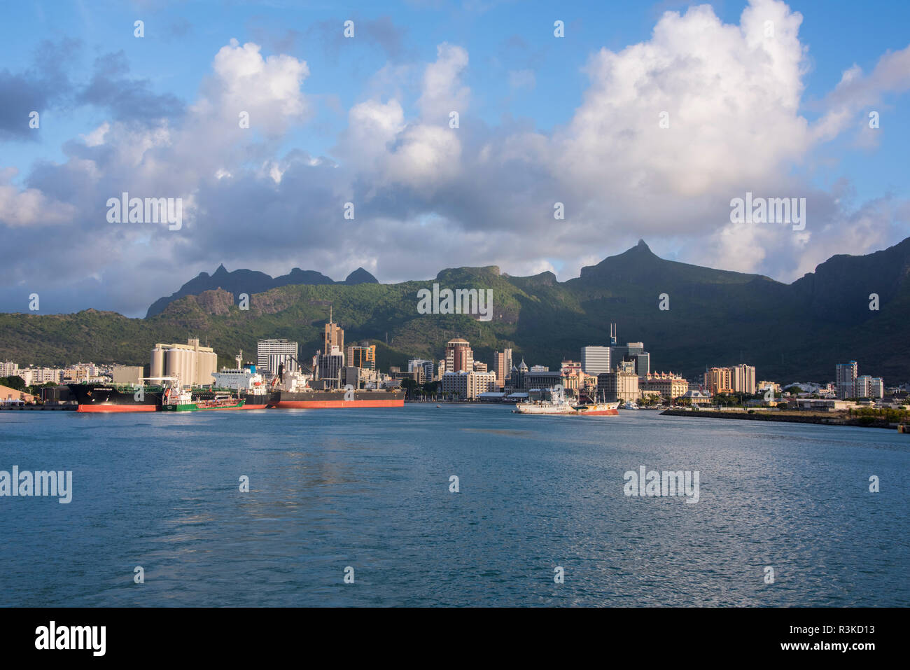 Maurizio, la città capitale di Port Louis. Vista sul lungomare del porto e il centro cittadino. Foto Stock