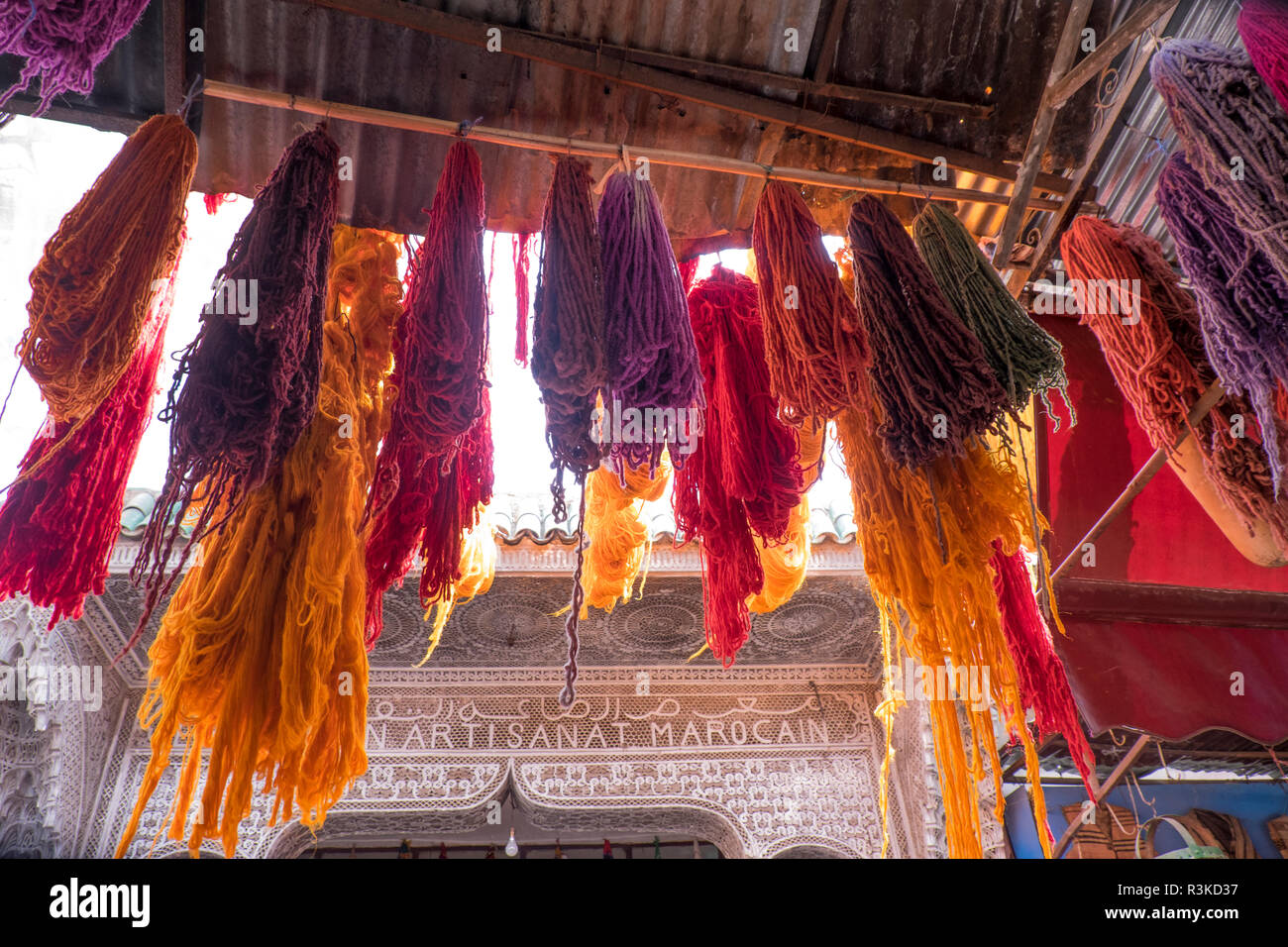 Il Nord Africa, Marocco Marrakech. Morendo la sezione lavori (filati, lana) di Jemma El Fna. Foto Stock
