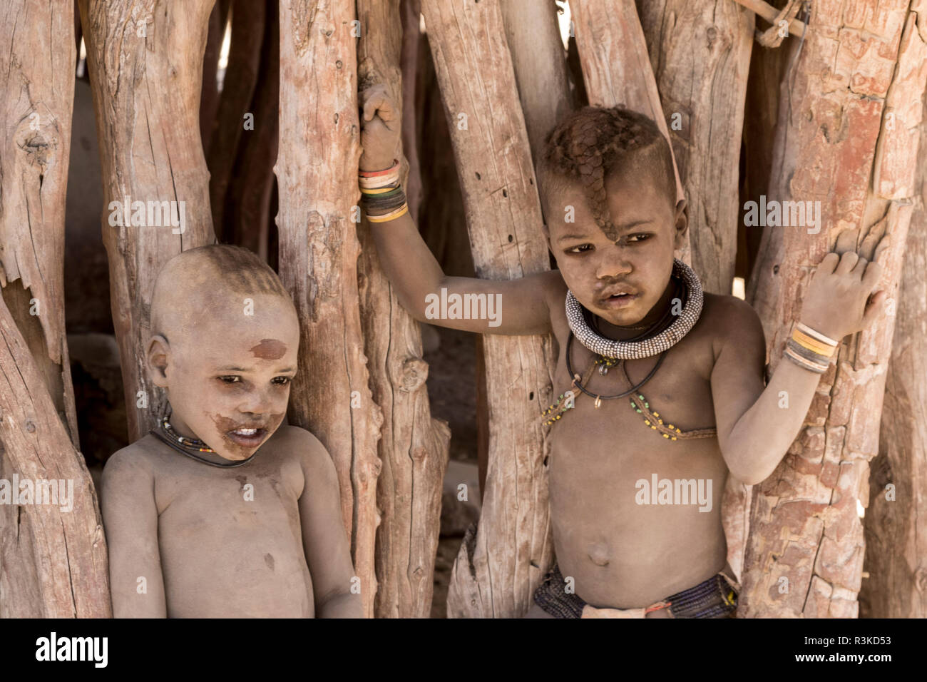 Africa, Namibia, Opuwo. Due polverose Himba bambini. Credito come: Wendy Kaveney Jaynes / Galleria / DanitaDelimont.com Foto Stock