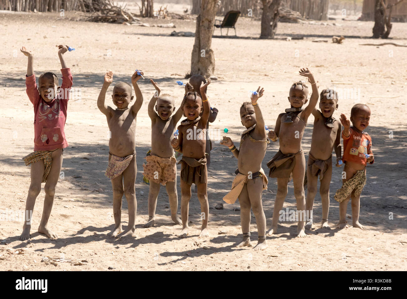 Africa, Namibia, Opuwo. Bambini Himba sventolando addio. Credito come: Wendy Kaveney Jaynes / Galleria / DanitaDelimont.com Foto Stock