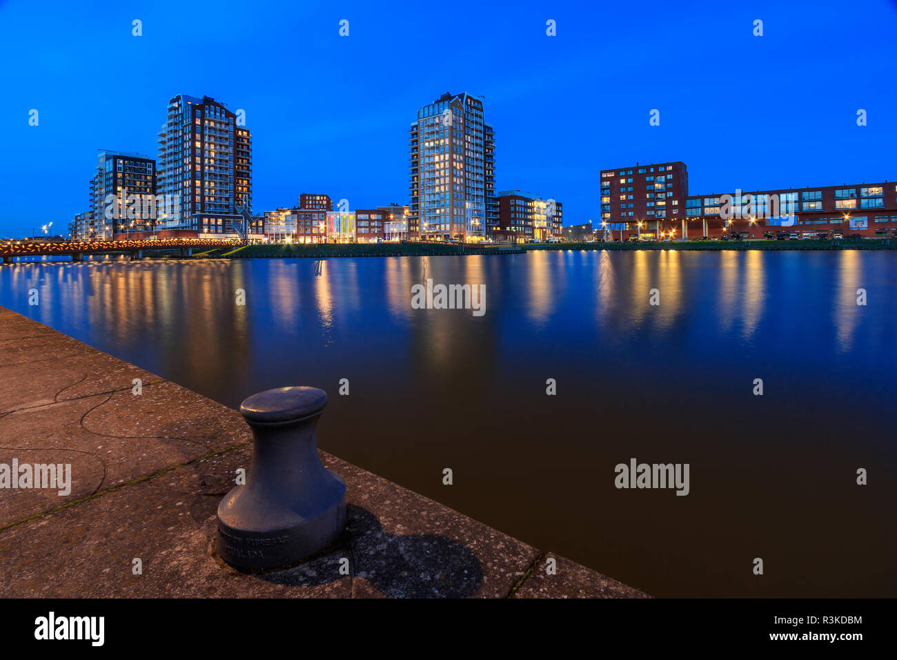 Vista su acqua tipicamente appartamenti residenziali e torri 'de Elementen' durante la notte nei pressi del heemkanaal al Suburban Oosterheem, Zoetermeer, la Net Foto Stock
