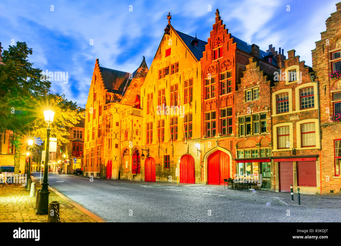 Bruges, Belgio. Twilight immagine con Hanseatic piazza medievale di Bruges, Fiandre vecchia città gotica in Belgio. Foto Stock