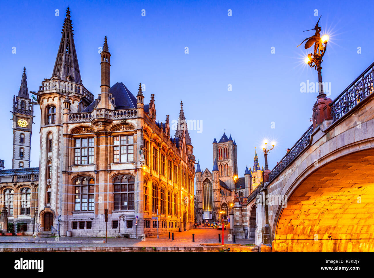 Gent, Belgio. Il centro storico di Gand (Gand), embankment Graslei di notte. Ex centro del porto medievale nelle Fiandre. Foto Stock