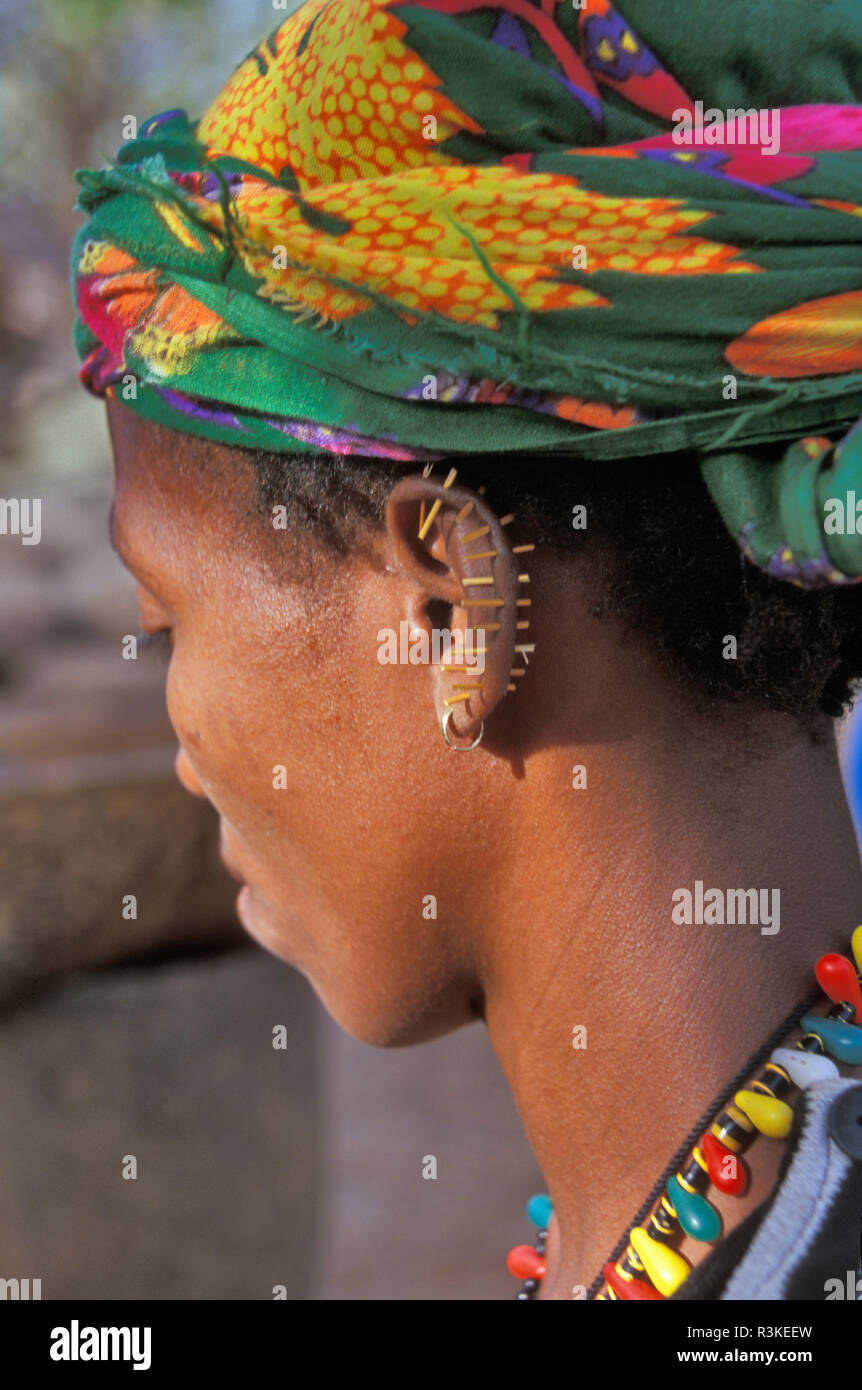 Africa sub-sahariana, Senegal. Una donna Bedik con molte scaglie di legno forato attraverso il suo orecchio. Foto Stock