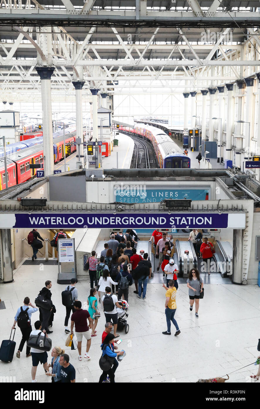 Occupata la stazione di Waterloo, un mozzo a chiave per i treni verso il sud e sud-ovest di Londra, Regno Unito Foto Stock