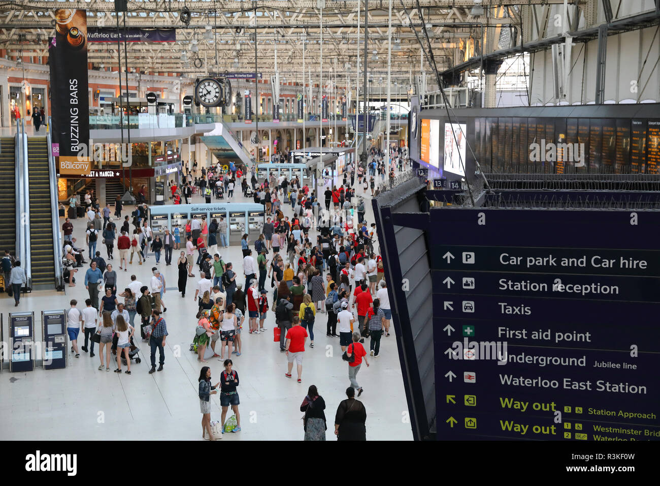 Occupata la stazione di Waterloo, un mozzo a chiave per i treni verso il sud e sud-ovest di Londra, Regno Unito Foto Stock