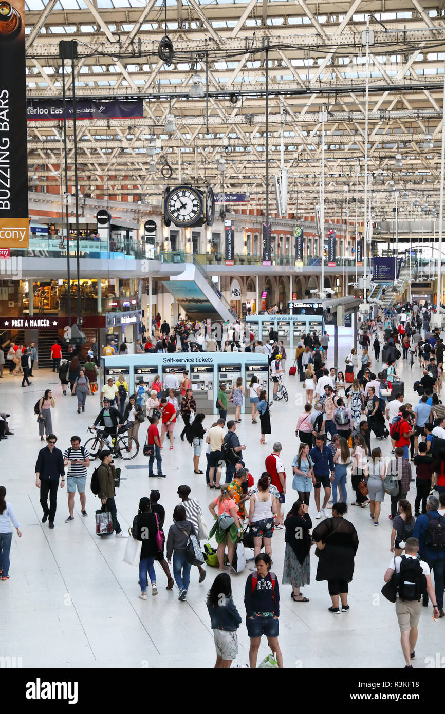 Occupata la stazione di Waterloo, un mozzo a chiave per i treni verso il sud e sud-ovest di Londra, Regno Unito Foto Stock