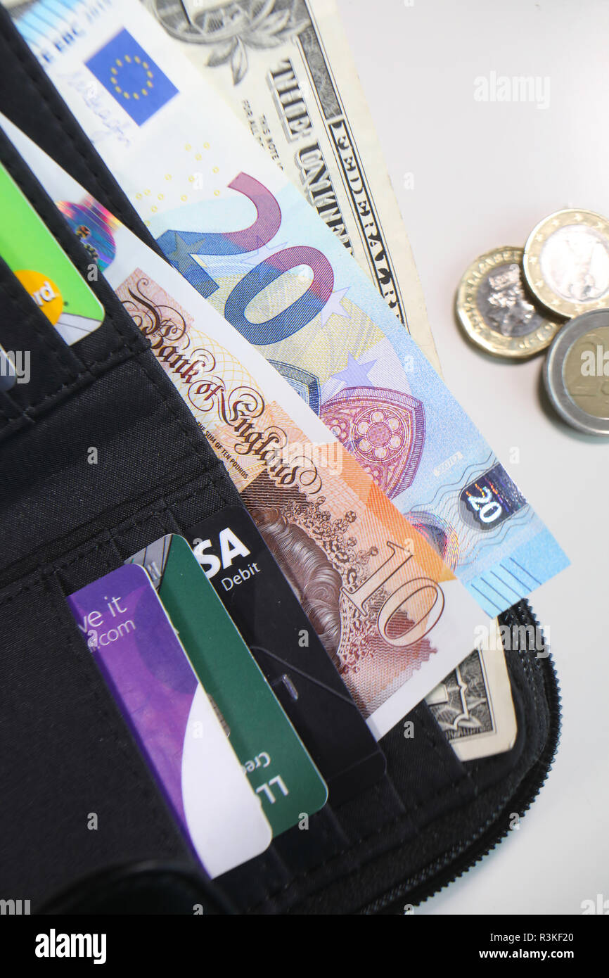 Sterline, Euro, Dollari di credito e le carte di negozio in un portafoglio britannico. Foto Stock
