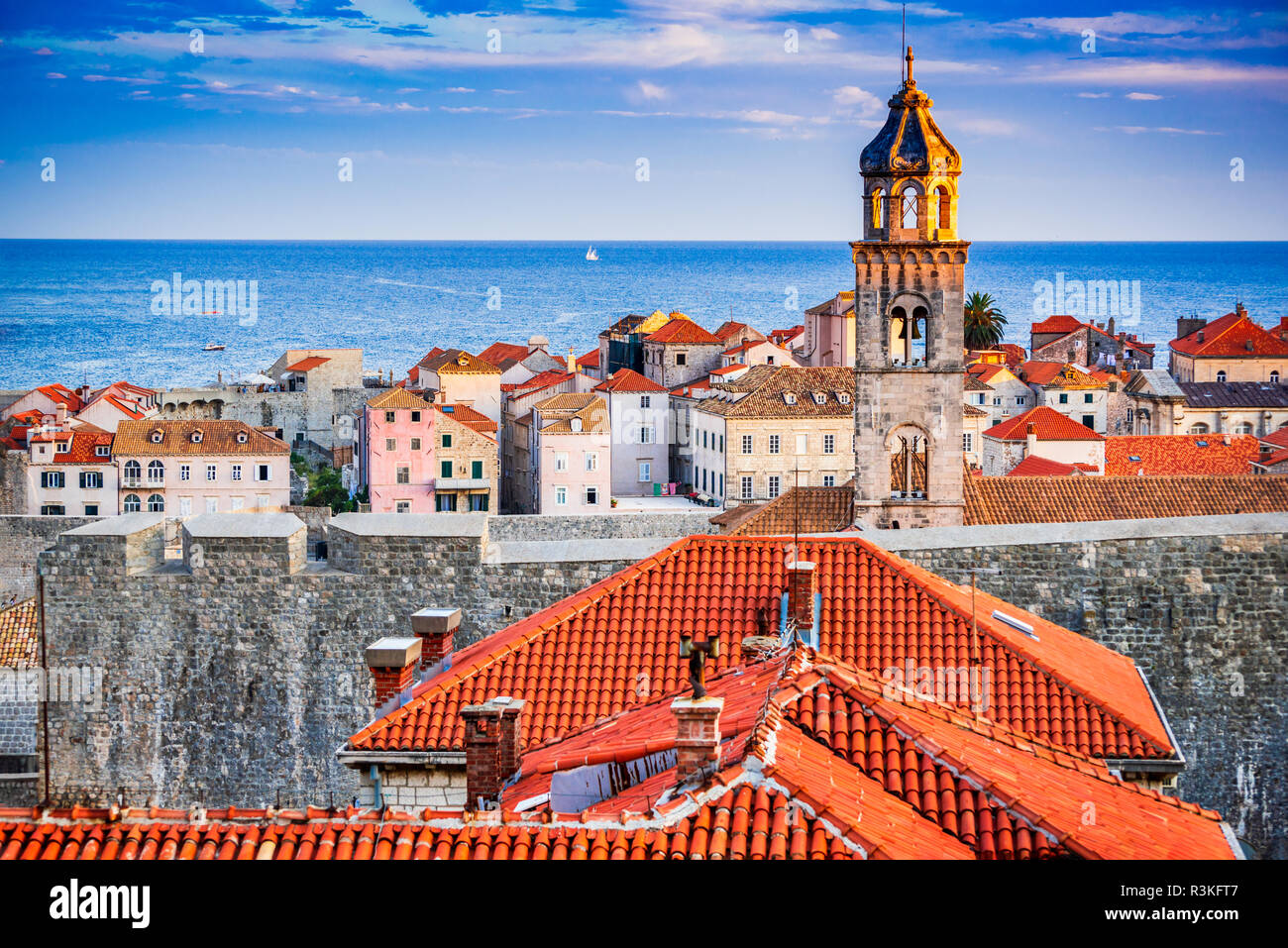 Dubrovnik, Croazia. Crepuscolo spettacolare pittoresca vista sulla città vecchia, Ragusa medievale sulla costa dalmata. Foto Stock