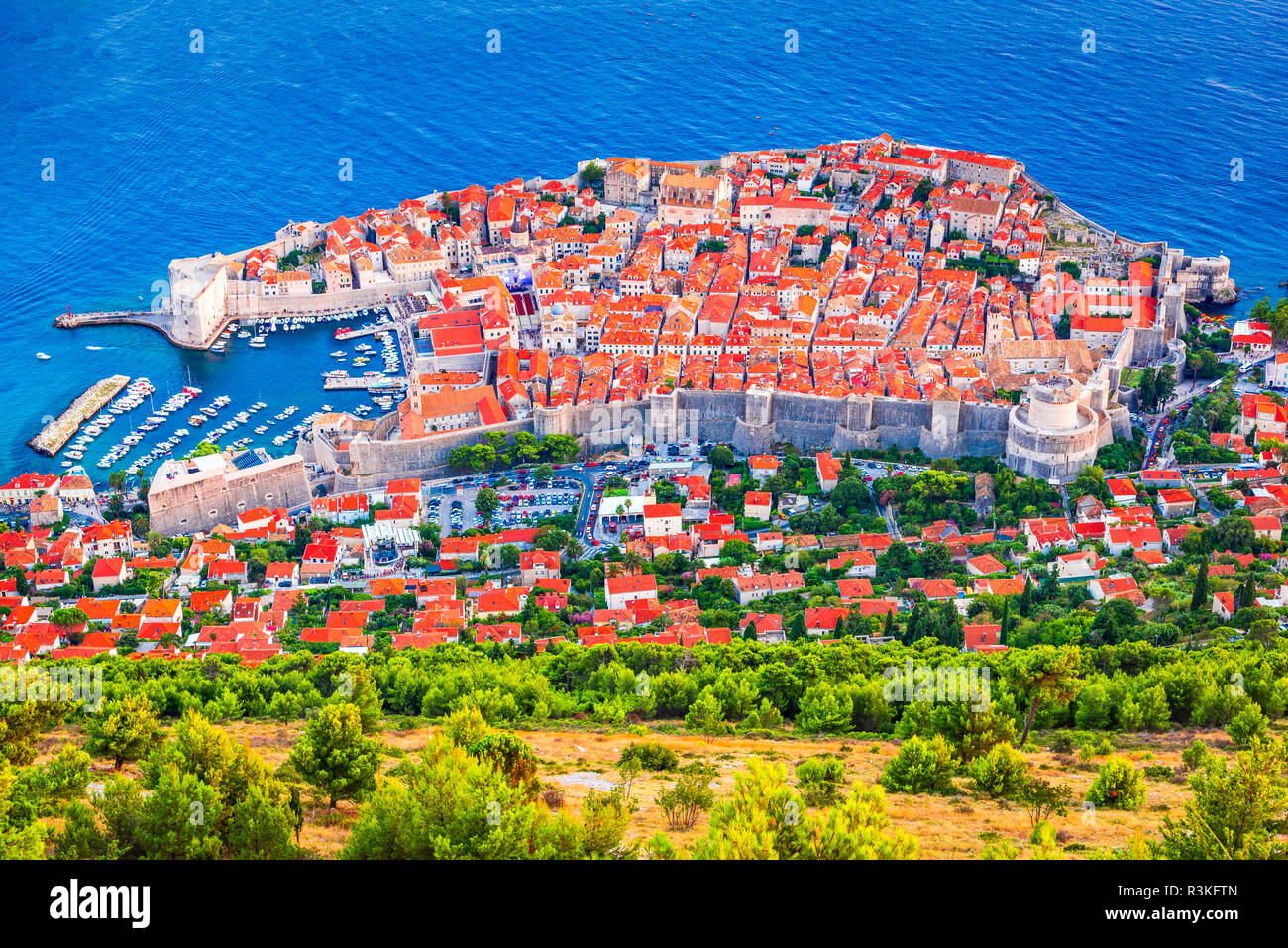 Dubrovnik, Croazia. Crepuscolo spettacolare pittoresca vista sulla città vecchia, Ragusa medievale sulla costa dalmata. Foto Stock