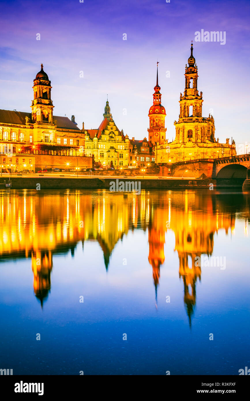Dresden, Germania. Cattedrale della Santissima Trinità o Hofkirche, Bruehl nella terrazza. Crepuscolo tramonto sul fiume Elba in Sassonia. Foto Stock
