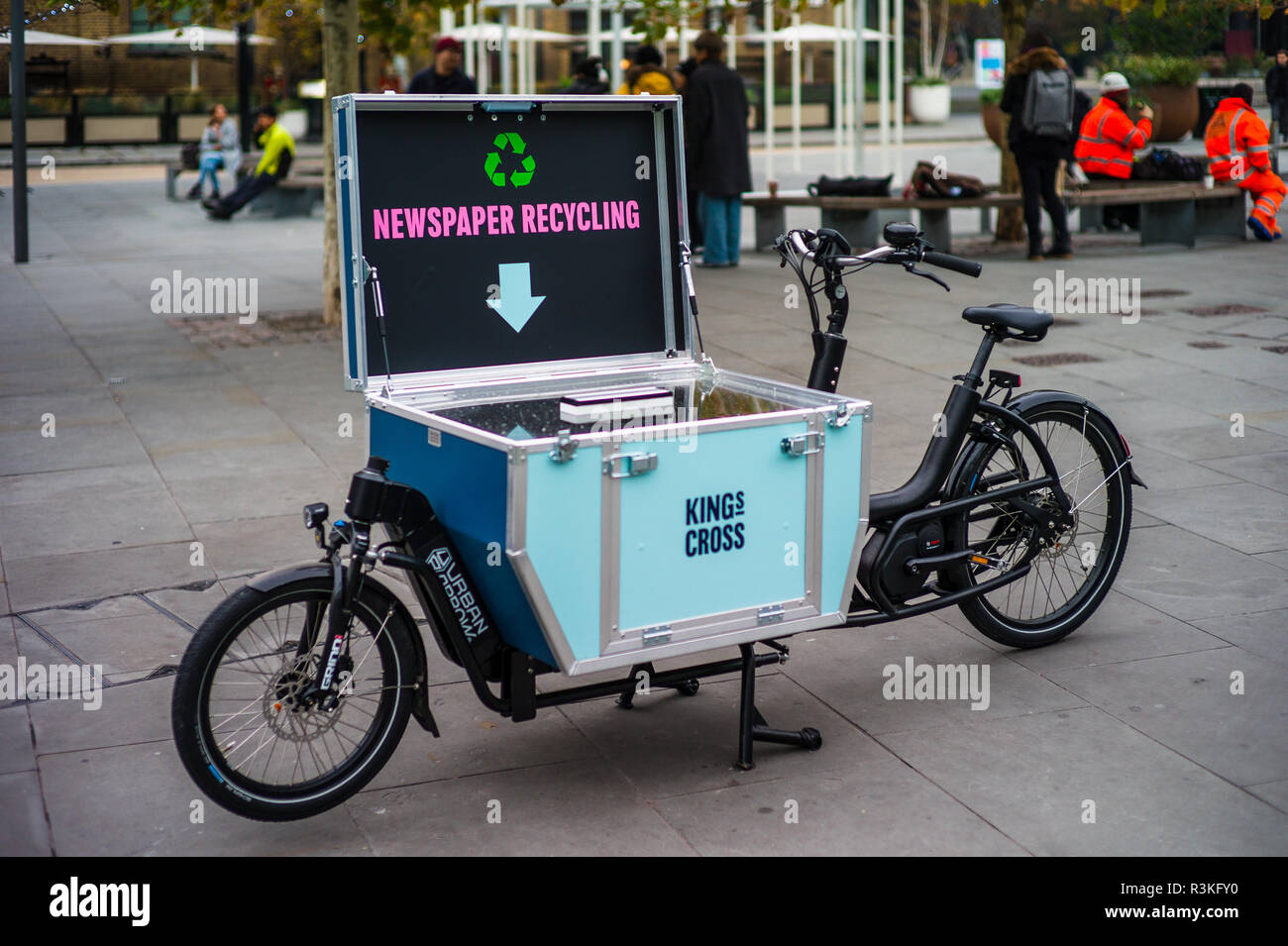 Programma di riciclaggio dei giornali di Londra - Cargo Bike per riciclare i giornali fuori dalla stazione di Kings Cross nel centro di Londra UK Foto Stock
