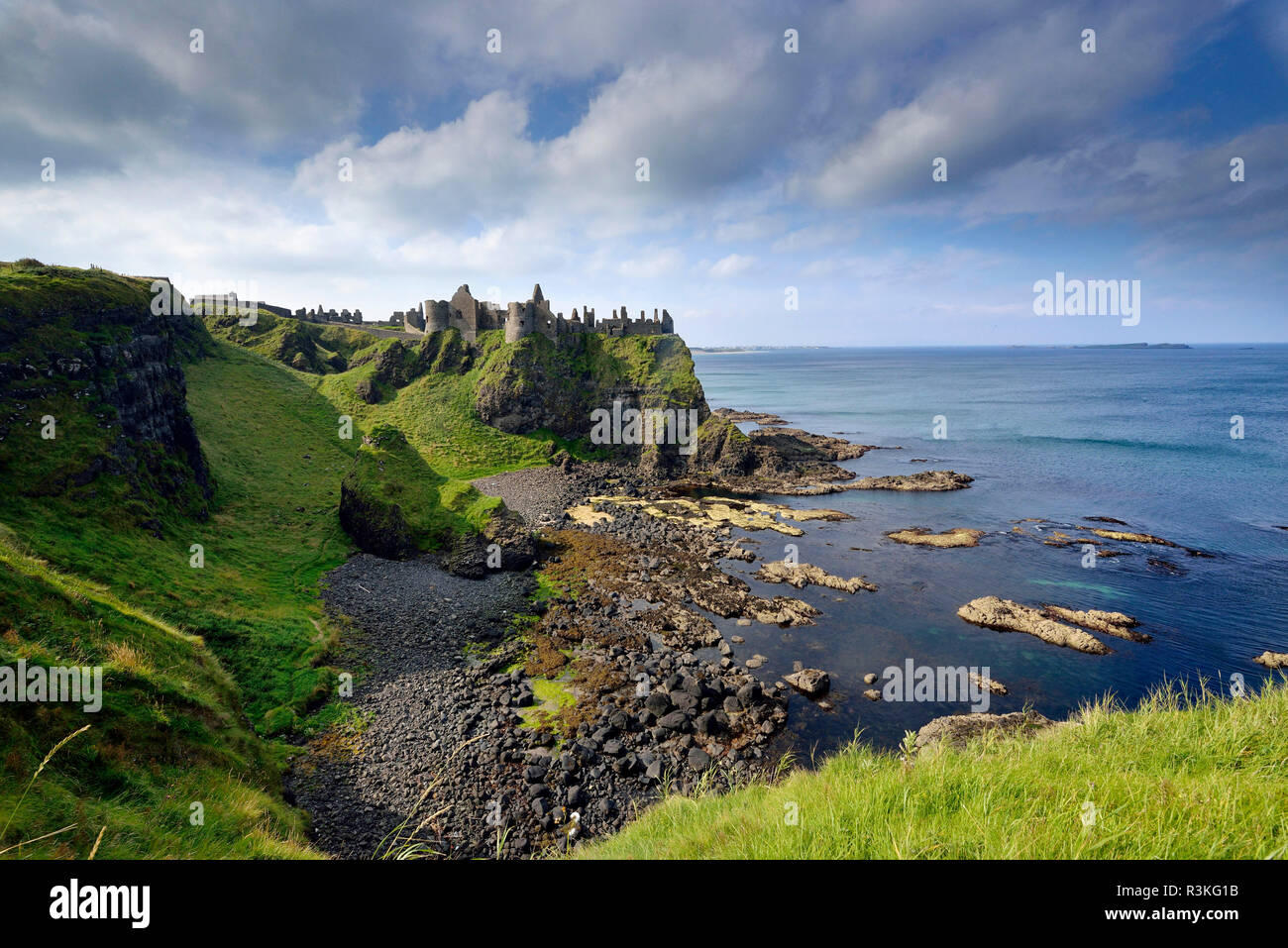 Irlanda, Ulster, County Antrim, Bushmills: Dunluce Castle, Pyke Castello, isole di ferro, nella serie TV Gioco di Troni Foto Stock