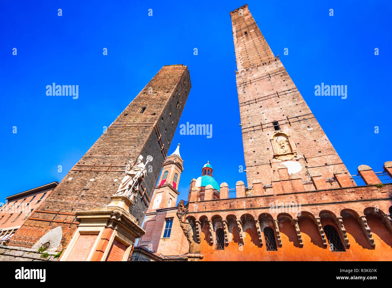 Bologna, Italia - Due Torri (Due Torri, Asinelli e Garisenda, simboli del borgo medievale di torri di Bologna. Foto Stock
