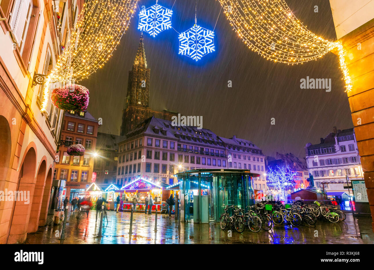 Strasburgo, Francia - Dicembre 2017. Posizionare Gutenberg mercatino di Natale nella Capitale de Noel, in Alsazia. Foto Stock