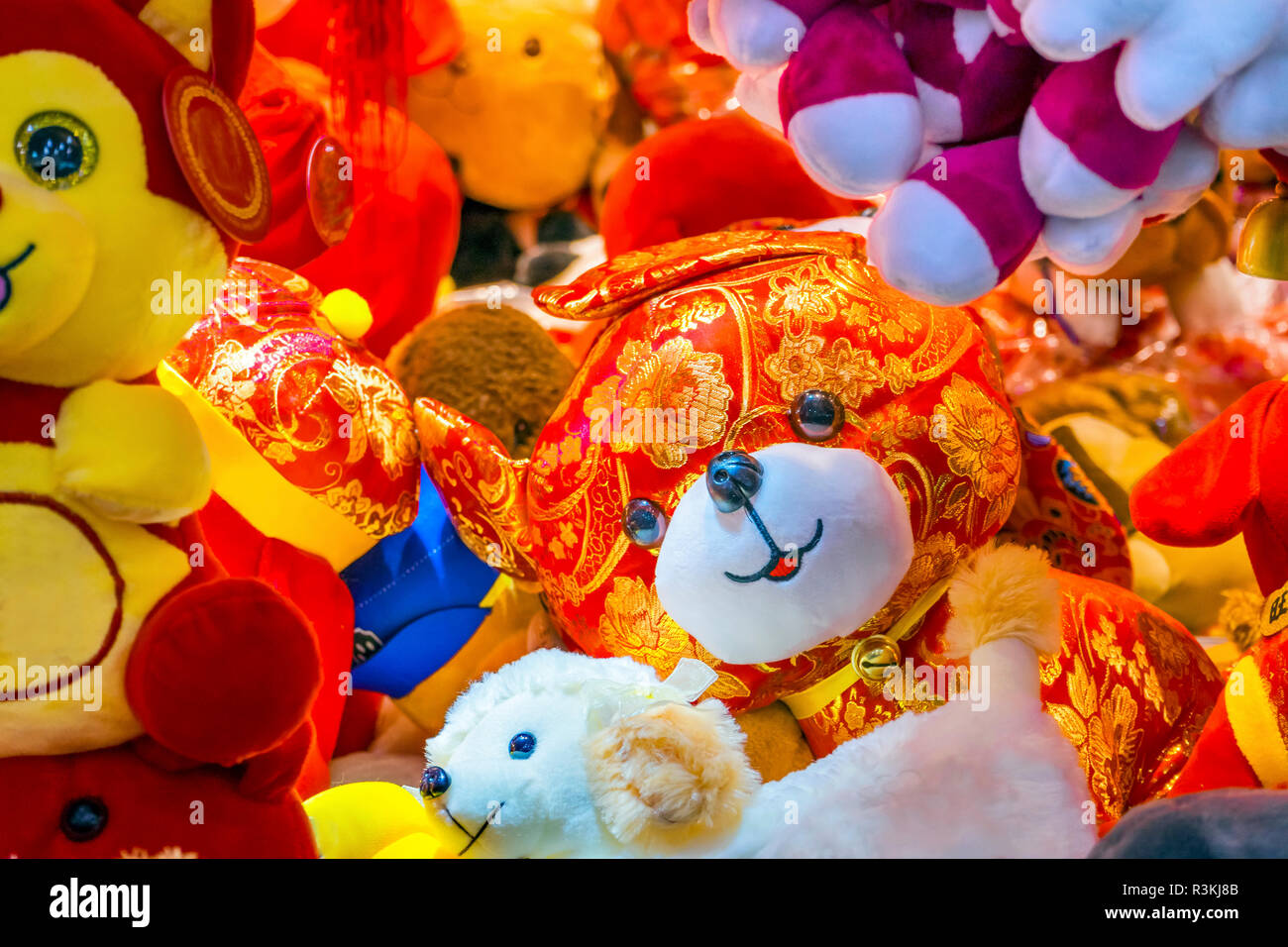 Rosso cani di antiche decorazioni, Pechino, Cina. 2018 Anno del cane nel nuovo anno lunare cinese. Decorazioni appeso da molti cinesi come decorazioni. Foto Stock