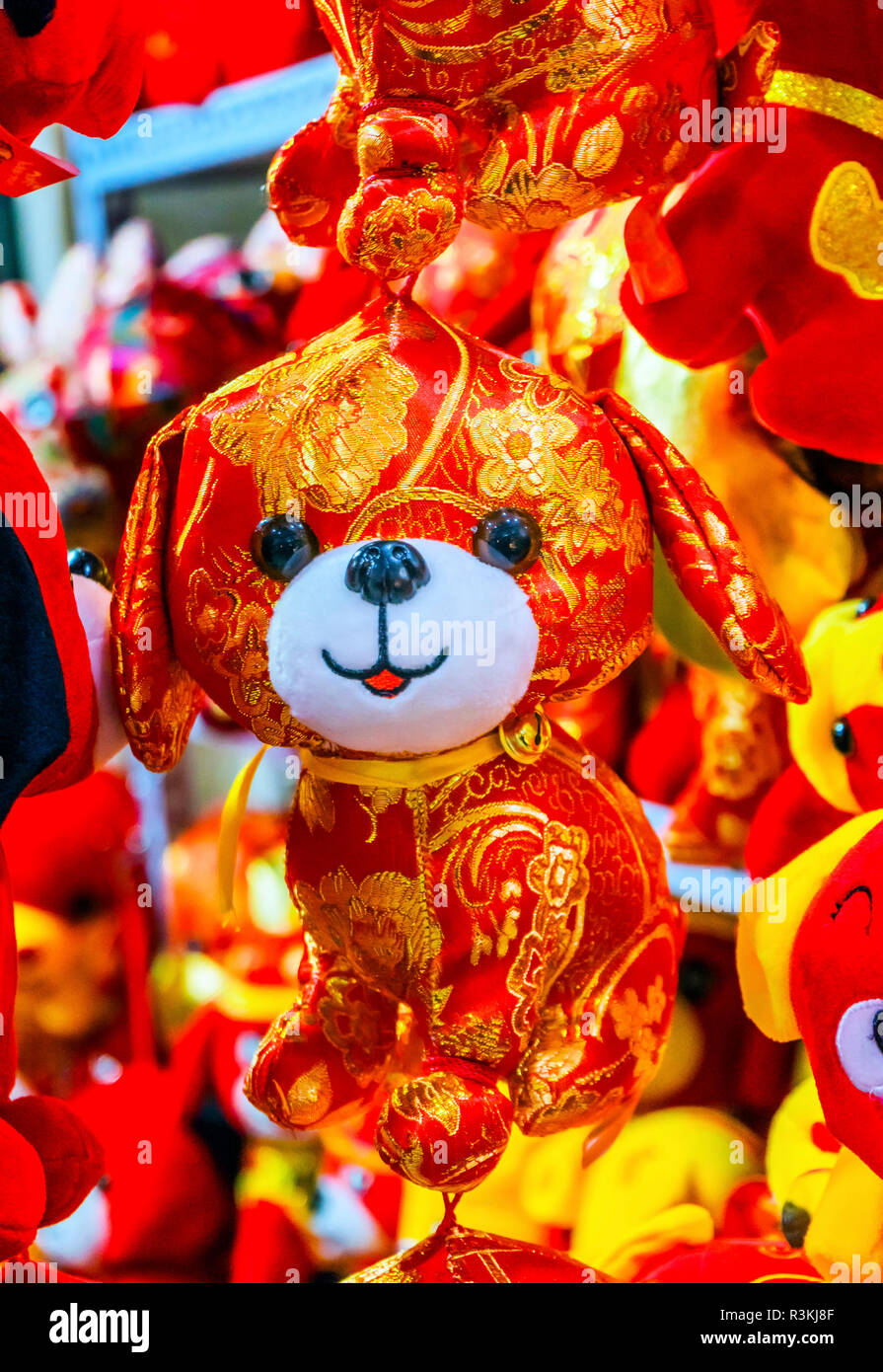 Red antichi cani, nuovo anno lunare cinese decorazioni, Pechino, Cina. 2018 Anno del cane. Foto Stock