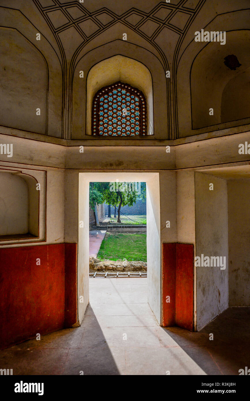 India, Nuova Delhi. La Tomba di Humayun, indagine archeologica di India, Sito del Patrimonio Mondiale, vista attraverso la porta Foto Stock