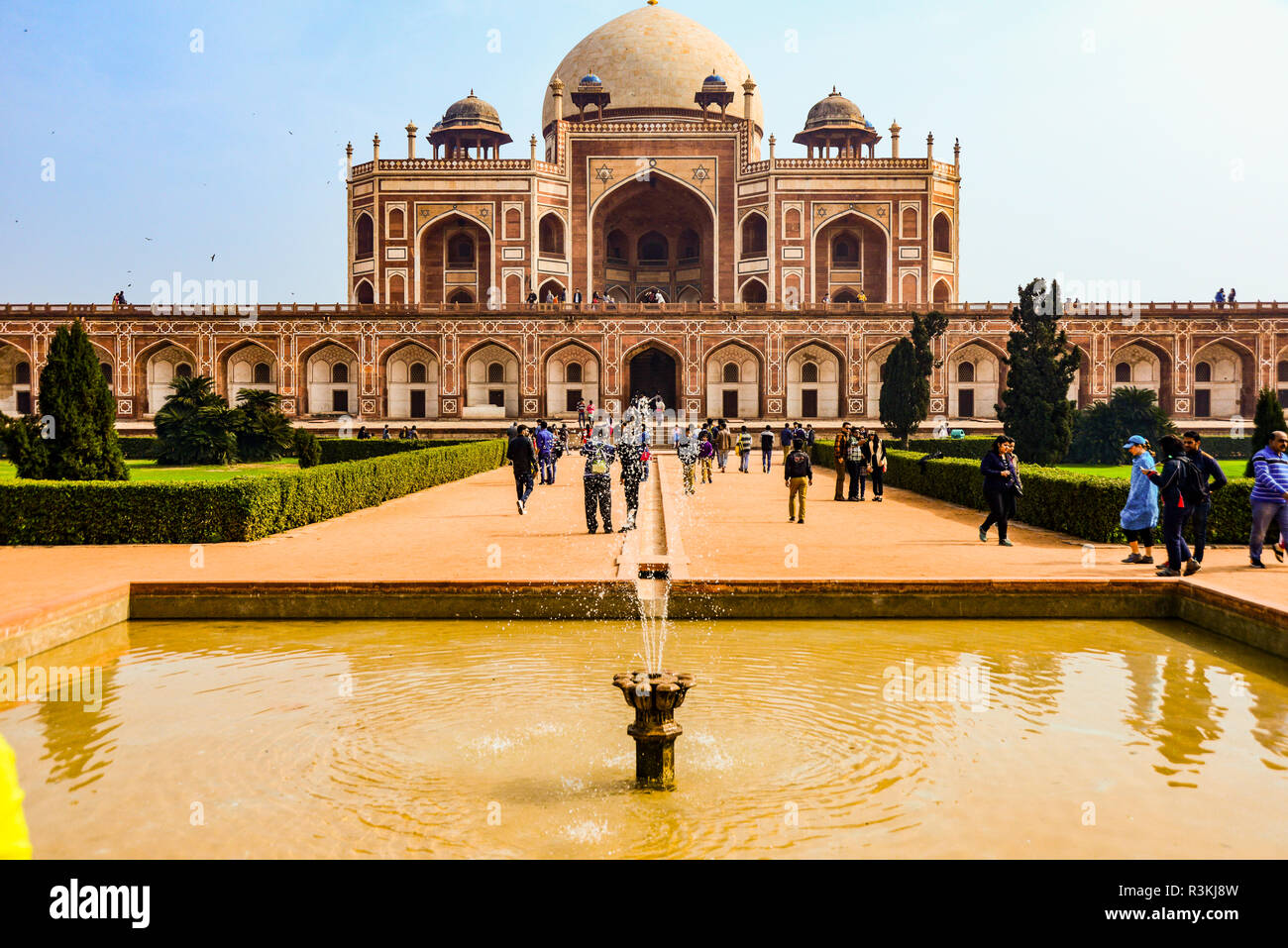 India, Nuova Delhi. La Tomba di Humayun, indagine archeologica di India, Sito del Patrimonio Mondiale, riflettendo la piscina e fontana (parte di acqua il sistema di canale) Foto Stock