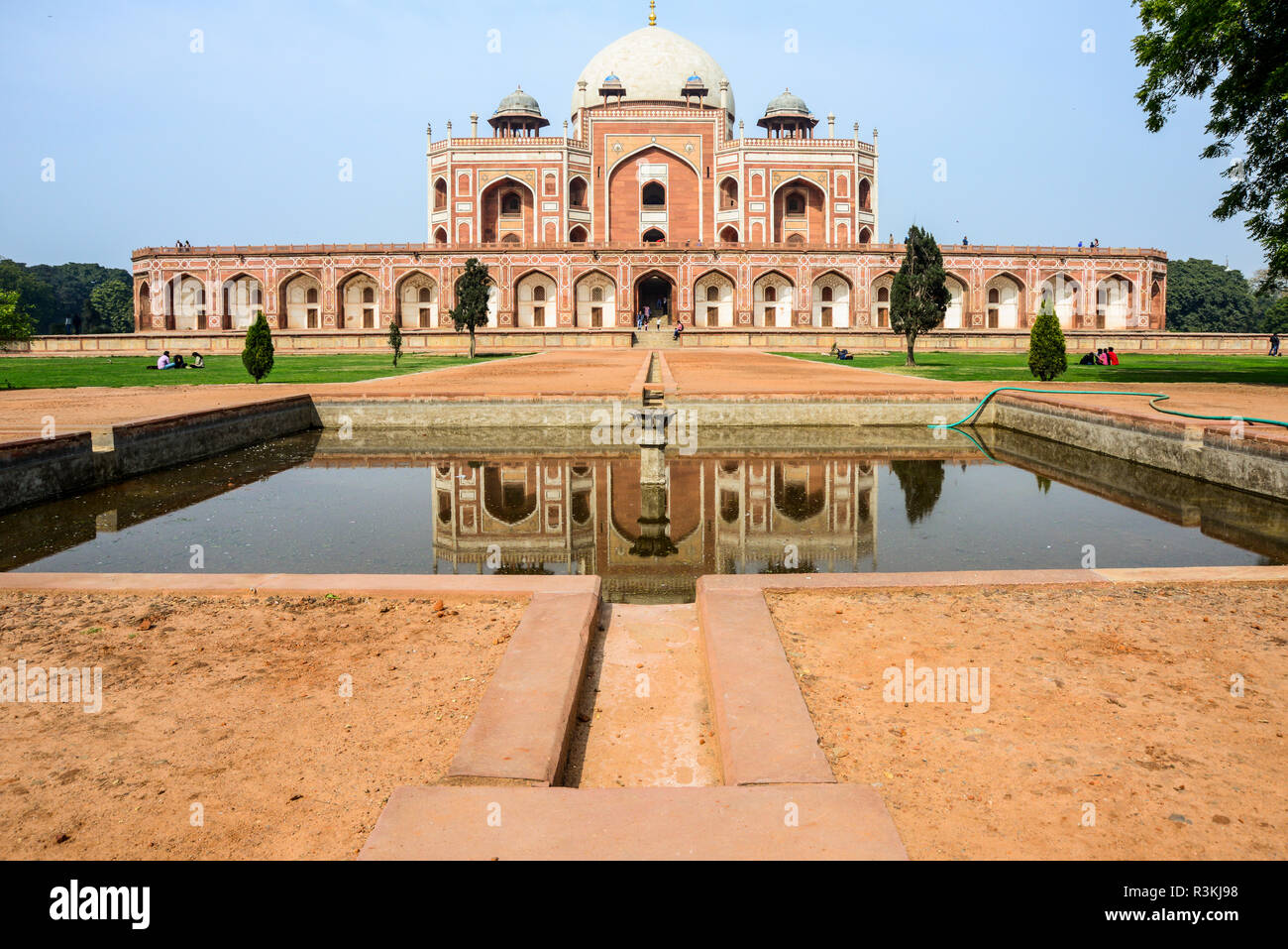 India, Nuova Delhi. La Tomba di Humayun, indagine archeologica di India, Sito del Patrimonio Mondiale, riflettendo la piscina di acqua e il sistema di canale Foto Stock