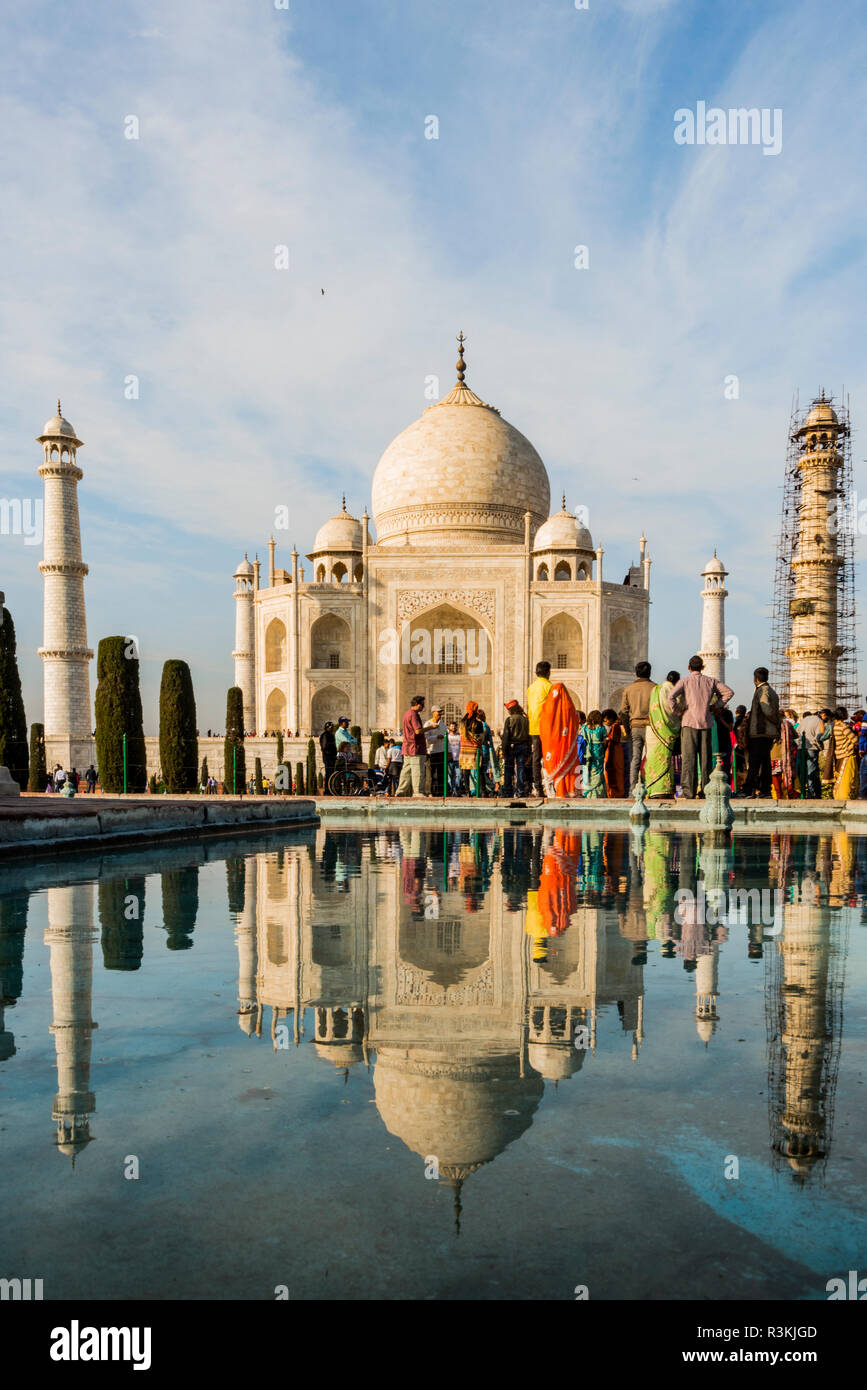 India, Uttar Pradesh. Agra. Senza acqua né vita expedition, Taj Mahal tomba e minareti con piscina riflettente in primo piano Foto Stock