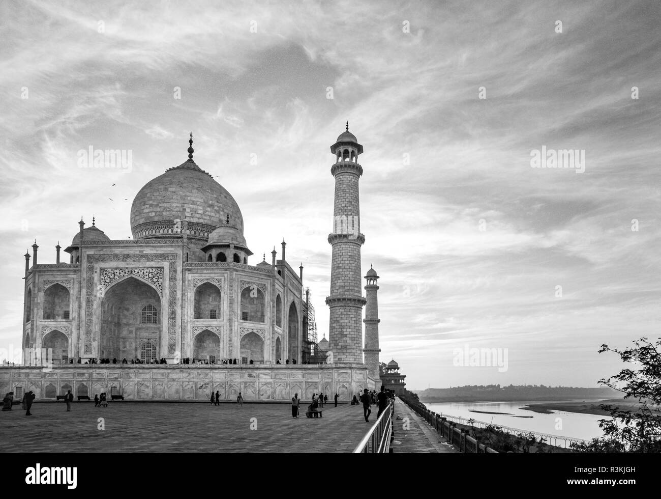India, Uttar Pradesh. Agra. Senza acqua né vita expedition, Taj Mahal tomba e minareti sul fiume Yamuna (affluente del fiume Gange) al tramonto Foto Stock