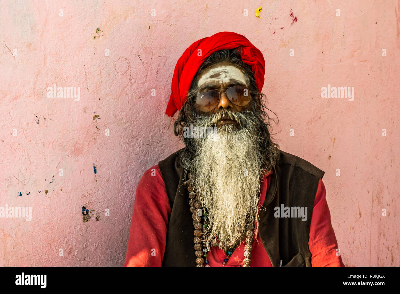 India, Uttar Pradesh. Varanasi (ex Benares) sul Fiume Gange, senza acqua né vita expedition, vecchio uomo con turbante rosso e barba bianca Foto Stock