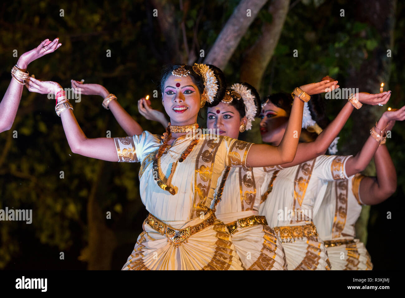 India, stato del Kerala (aka Ernakulum), Allepey, le lagune. Mohiniyattam tradizionale spettacolo di danza. Foto Stock